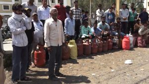 Read more about the article ’12 घंटे खड़े रहने के बाद भी एजेंसी में गैस नहीं मिली’, MP में महिलाएं सुबह से सिलेंडर के लिए लाइनों में लगीं