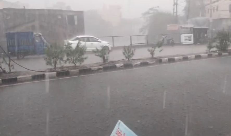 Read more about the article MP में मौसम का यू-टर्न: 42 जिलों में बारिश-आंधी, 12 जिलों में ओले; फसलों को नुकसान