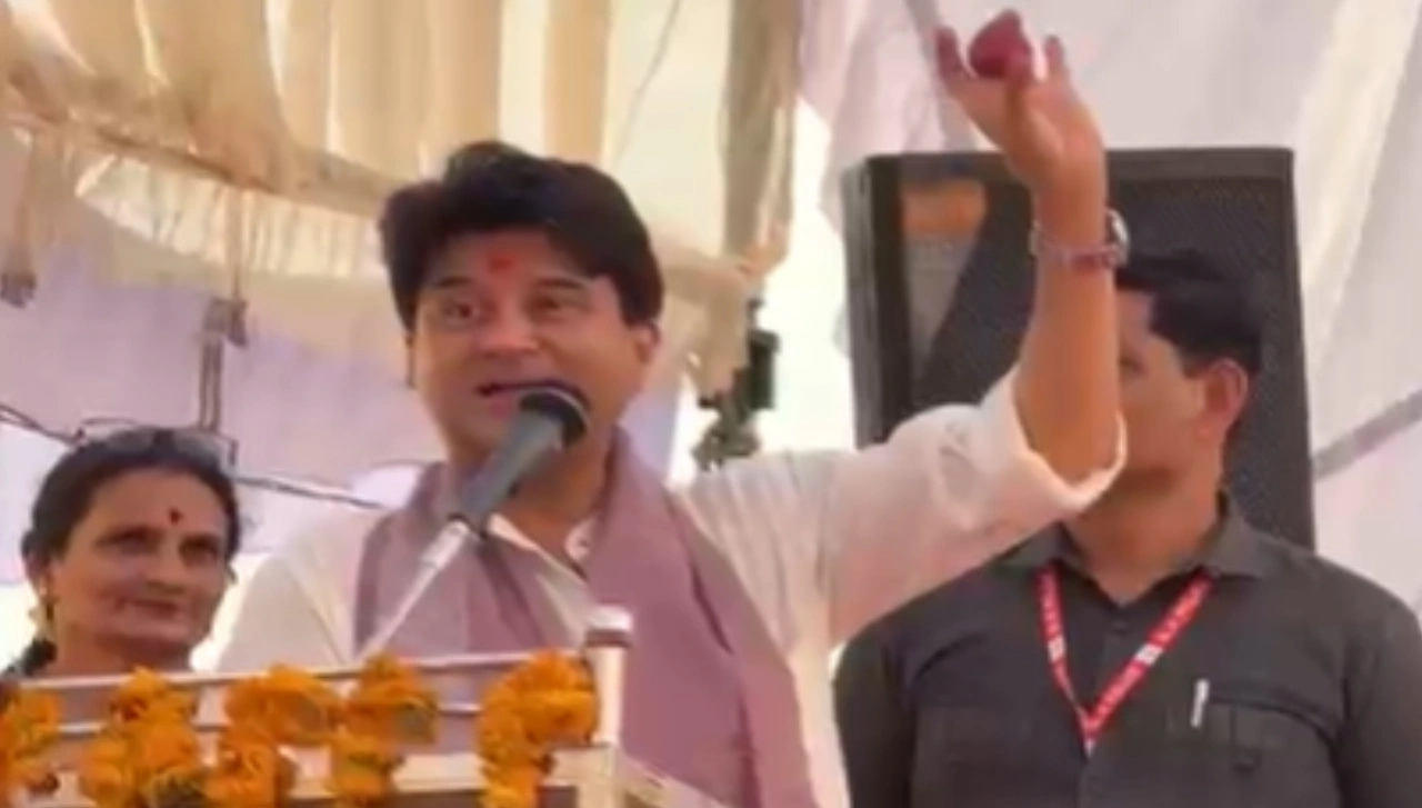 You are currently viewing ‘गाड़ी में AC नहीं चलाता…’, जेब में प्याज लेकर क्यों घूम रहे ज्योतिरादित्य सिंधिया? Video