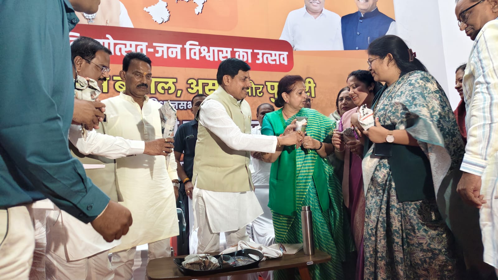 Read more about the article बुरहानपुर दौरे पर CM मोहन यादव: ऑडिटोरियम में उद्योगपतियों से किया संवाद, कहा – निमाड़ में होगी इन्वेस्टर्स समिट; मंच पर कार्यकर्ताओं को खिलाई झालमुड़ी