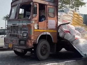 Read more about the article वडोदरा में भीषण सड़क हादसा, 6 लोगों की मौत: खड़े ट्रक से टकराई बस, 31 यात्री घायल