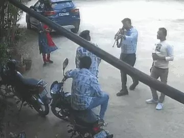 You are currently viewing एमपी में दिनभर की बड़ी हलचल: स्कूल में शिक्षक ने दिखाई बंदूक, दिव्यांग महिला ने विधायक के पकड़े पैर, शिवराज ने सुनी कांग्रेस कार्यकर्ताओं की बात