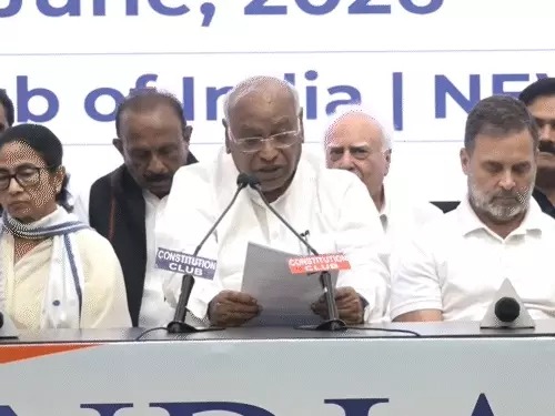 You are currently viewing SIR विवाद पर 23 विपक्षी दलों ने CJI को भेजा संयुक्त पत्र: DMK समेत कई दलों ने कहा- प्रक्रिया मनमानी, लोकतंत्र और मतदान अधिकार पर खतरा