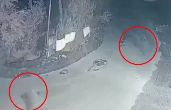 You are currently viewing राजौरी में CCTV में कैद हुए दो संदिग्ध आतंकी, सेना, CRPF और J&K पुलिस ने तेज किया संयुक्त सर्च अभियान