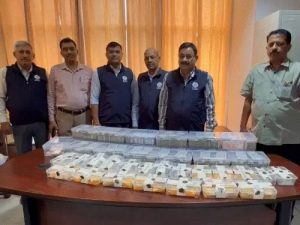 Read more about the article यूपी में रिटायर्ड ARTO की करोड़ों की संपत्ति का खुलासा: विजिलेंस छापे में 13 किलो सोना, 9 किलो चांदी और 1.62 करोड़ नकद बरामद