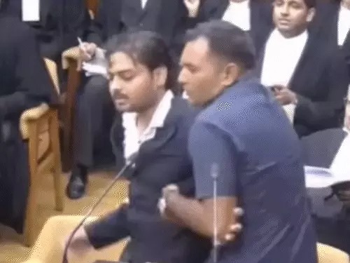 You are currently viewing सुप्रीम कोर्ट में सुनवाई के दौरान वकील का हंगामा, CJI पर आपत्तिजनक टिप्पणी के बाद कोर्टरूम से बाहर निकाला गया