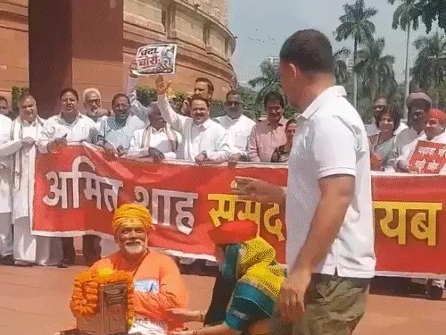 You are currently viewing राम मंदिर चढ़ावा चोरी के मुद्दे पर संसद में विपक्ष का अनोखा प्रदर्शन, पप्पू यादव पुजारी के वेश में पहुंचे और राहुल गांधी ने दानपेटी में चढ़ावा डाला