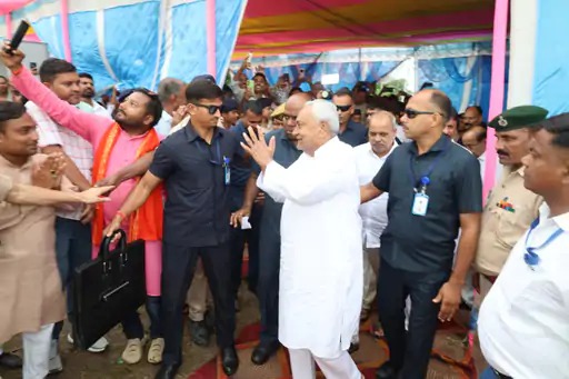 You are currently viewing नीतीश कुमार के वायरल वीडियो पर घमासान: AI या असली संदेश? प्रशांत किशोर के आरोपों की पड़ताल