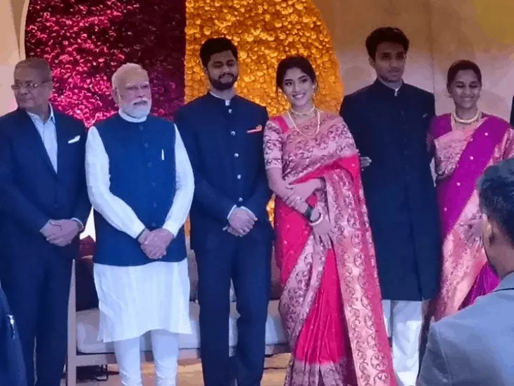 You are currently viewing सुप्रिया सुले की बेटी के रिसेप्शन में एक मंच पर दिखे सत्ता और विपक्ष के दिग्गज नेता