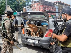 Read more about the article कश्मीर में प्रवासी मजदूरों की सुरक्षा बढ़ाने की तैयारी, बनाए जाएंगे सुरक्षित क्लस्टर व्यवस्था पर जोर