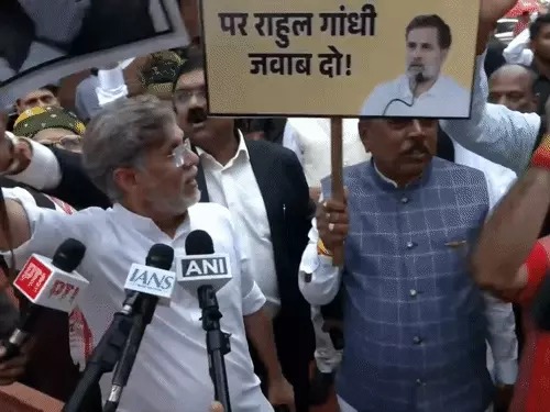 You are currently viewing संसद परिसर में NDA-कांग्रेस आमने-सामने: छात्रों के मुद्दे पर घमासान, हंगामे के बीच दोनों सदनों की कार्यवाही स्थगित