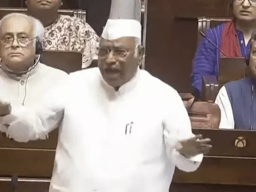 You are currently viewing हल्द्वानी में मंच के शुद्धिकरण पर संसद में घमासान, खड़गे ने लगाया अपमान का आरोप; नड्डा बोले- दोषियों पर होगी कार्रवाई