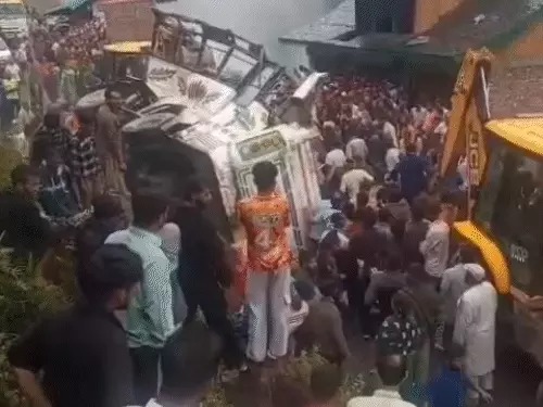 You are currently viewing हिमाचल में यात्रियों से भरी बस खाई में गिरी, 7 की मौत: 50 मीटर नीचे दूसरी सड़क पर जा गिरी बस, 11 यात्री गंभीर घायल