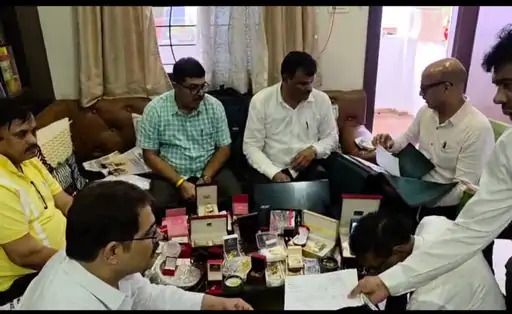 You are currently viewing इंदौर में ARO के ठिकानों पर लोकायुक्त की रेड, आय से 1.73 करोड़ ज्यादा संपत्ति का खुलासा